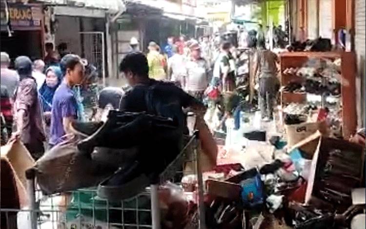 Situasi dilokasi sekitar pasar Indra Kencana yang terbakar, Selasa, 13 Desember 2022 sekitar pukul 08.45 WIB.