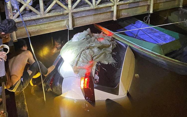 Menggunakan Excavator, Mobil yang Tercebur di Sungai Arut Berhasil Dievakuasi?