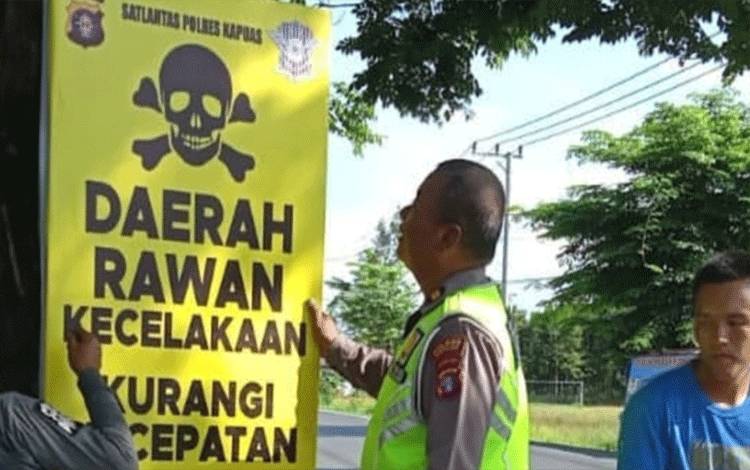 Cegah Angka Lakalantas Meningkat Jelang libur Nataru, Satlantas Polres Kapuas Pasang Spanduk Imbauan