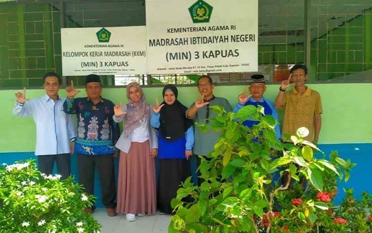 Jajaran MIN 3 Kapuas saat menerima kunjungan dari instruktur visitasi AKMI. (FOTO: IST)