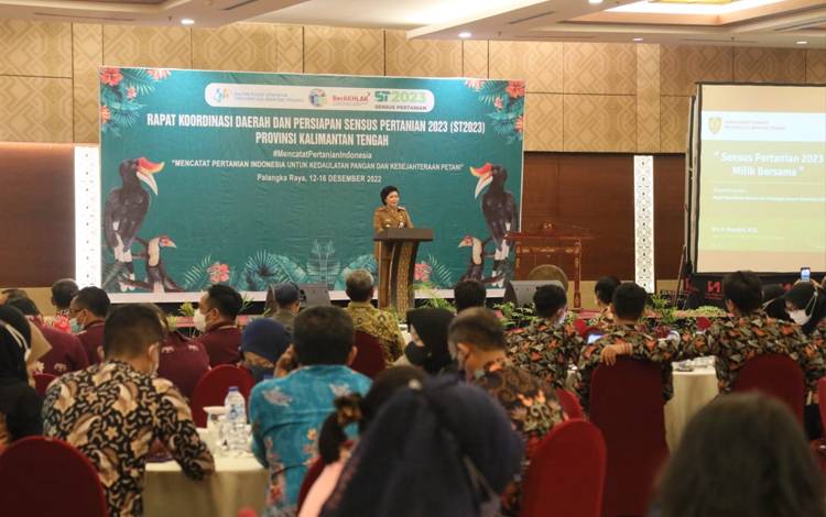Kepala Biro Organisasi Setda Provinsi Kalteng Lilis Suriani saat Rapat Koordinasi Daerah (Rakorda) dan Persiapan Sensus Pertanian 2023 Provinsi Kalteng, di Ballroom Swiss-Belhotel Danum Palangka Raya, Selasa, 13 Desember 2022. (FOTO: IST)