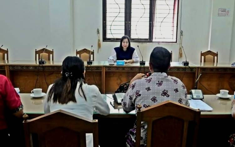 Anggota Komisi II DPRD Kalteng, Ina Prayawati saat menerima kunjungan Pemdes Sanggu dalam rangka menyampaikan aspirasi pada sektor pertanian. (FOTO: DPRD KALTENG)