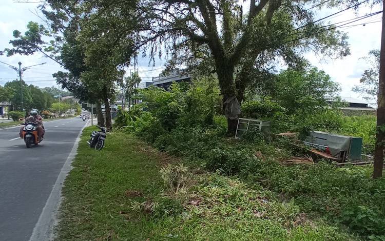 Salah satu lahan pribadi yang ditumbuhi semak belukar dan terkesan tidak terurus di Jalan Iskandar Pangkalan Bun, Kabupaten Kobar. Kondisi tersebut dianggap mengurangi estetika dan keindahan kota Pangkalan Bun yang sudah cukup baik