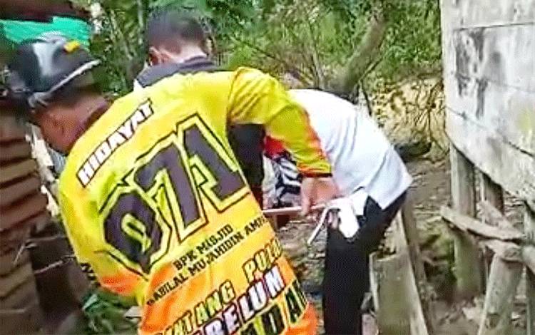 Relawan BPK Samuja Evakuasi 2 Ekor Ular dari Pemukiman Berbeda
