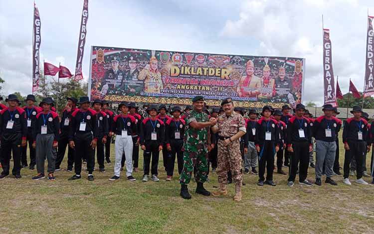 Salam komando terlihat dalam kegiatan Diklatder Gerdayak di Batalyon Raider 631 Antang Palangka Raya. (FOTO: IST)