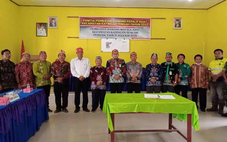 Camat Katingan Tengah, Yobie Sandra bersama damang terpilih, tokoh masyarakat serta kandidat lainnya foto bersama usai pemilihan