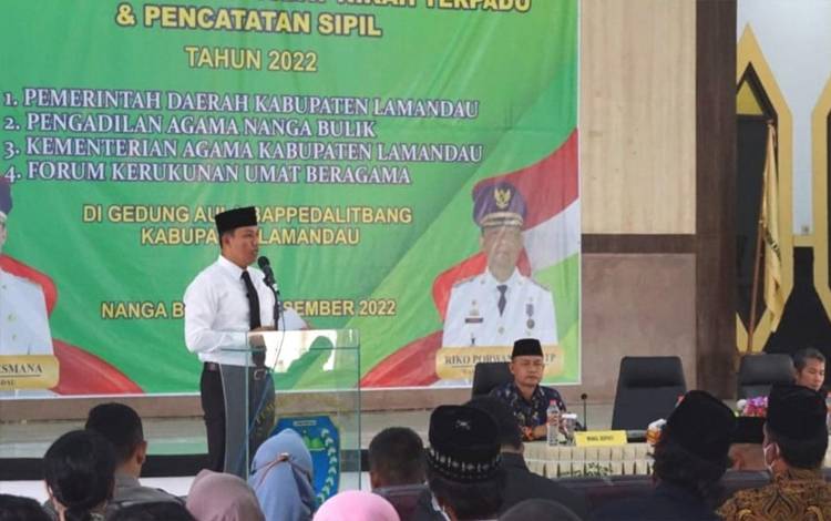 Bupati Lamandau Hendra Lesmana memberikan arahan pada acara Sidang Isbat Nikah Terpadu dan Pencatatan Sipil. (FOTO : HENDI NURFALAH)