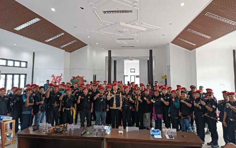 Bupati Gunung Mas Jaya S Monong (tengah) bersama dengan Panglima Batamad Kalimantan Tengah Yuandrias, Batamad Kabupaten Gunung Mas dan lainnya, Kamis, 15 Desember 2022. (FOTO: RISKA YULYANA)