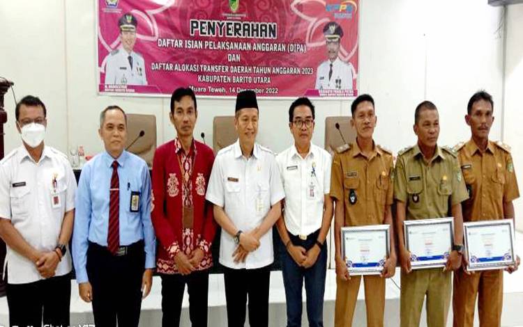 Sekda Barito Utara,?Muhlis didampingi Kepala KPPN Buntok Bambang Sri Prasetyono foto bersama kepala perangkat daerah dan 3 kepala desa, Rabu 14 Desember 2022.(foto: Dhani)