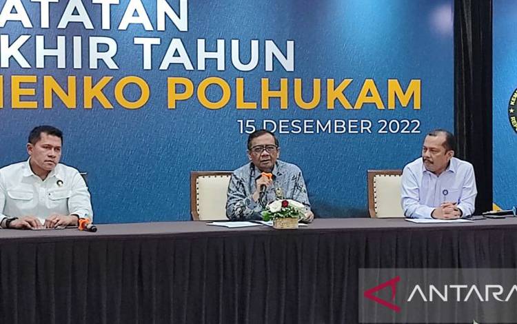 Menteri Koordinator Bidang Politik, Hukum, dan Keamanan (Menko Polhukam) Mahfud MD saat Penyampaian Catatan Akhir Tahun Menko Polhukam di Kantor Kemenko Polhukam, Jakarta, Kamis (15/12/2022). ANTARA/Syaiful Hakim