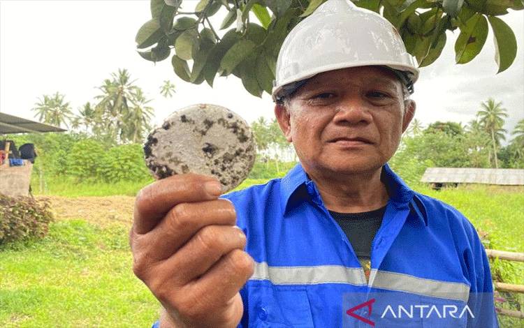 Penambang memperlihatkan bullion emas hasil pengolahan emas tanpa merkuri yang difasilitasi oleh GOLD-ISMIA di Desa Tatelu di Kabupaten Minahasa Utara, Sulawesi Utara pada Kamis (15/12/2022) (ANTARA/Prisca Triferna)