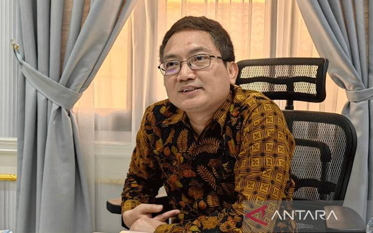 Pelaksana Fungsi Ekonomi Kedutaan Besar RI Doha, Maulana Syahid, saat melayani wawancara media di kantornya di Doha, Qatar, Kamis (15/12/2022). (ANTARA/Gilang Galiartha)