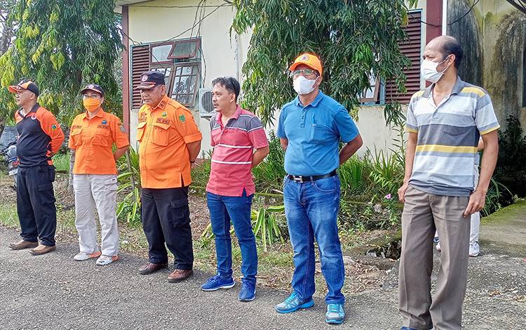 Kepala Pelaksana BPBD Damkar Barito Timur, Ahmad Gazali (dua dari kanan), saat menyiapkan simulasi bersama pemasangan tenda pengungsi beberapa hari lalu. (FOTO: BOLE MALO)