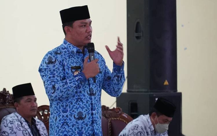 Bupati Lamandau Hendra Lesmana saat menghadiri acara Hari Guru Nasional meminta pembangunan di bidang pendidikan harus optimal. (FOTO: HENDI NURFALAH)