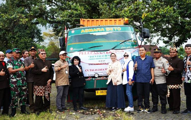 Wakil Bupati Lumajang Indah Amperawati berfoto bersama saat pelepasan satu kontainer daun talas beneng di Pasar Agropolitan Seroja, Kecamatan Senduro, Kabupaten Lumajang, Kamis (15/12/2022). ANTARA/HO-Diskominfo Lumajang