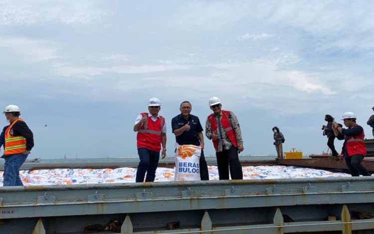 Mendag Pastikan 200 Ribu Ton Beras Bulog Tiba di Tanjung Priok