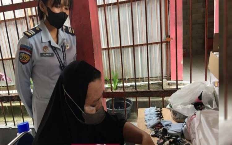 Program Pembinaan Kemandirian, WBP Perempuan Rutan Kapuas Manfaatkan kain Perca Bikin Keset?