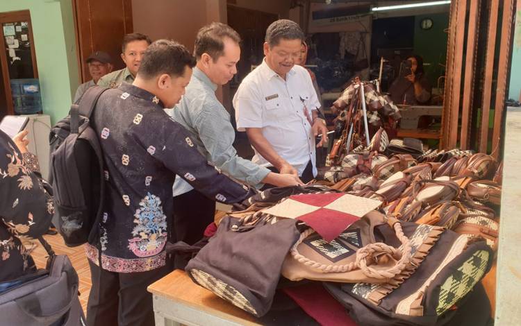 Sekda Seruyan Lakukan Monitoring Penggunaan Dana DBHDR