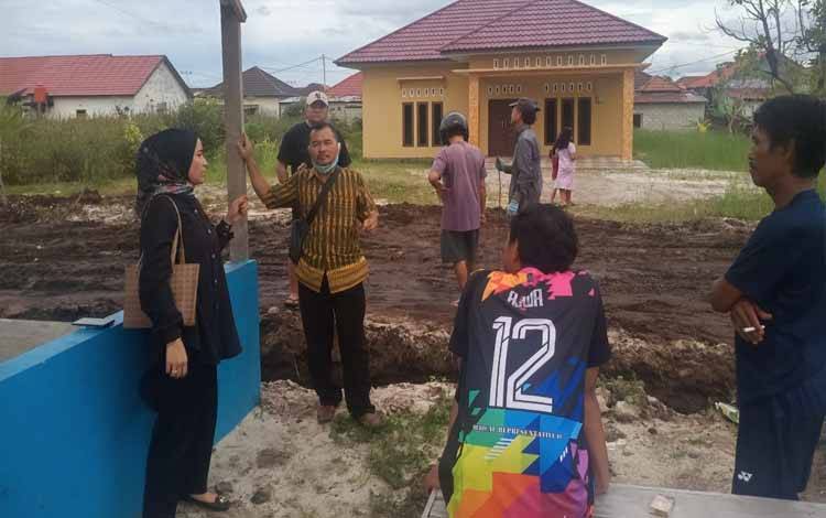 Lurah Menteng, Rossalinda Rahmanasari datang ke Jalan Embang melihat perbaikan jalan yang dikakukan secara swadaya masyarakat. (FOTO: HENDRI)