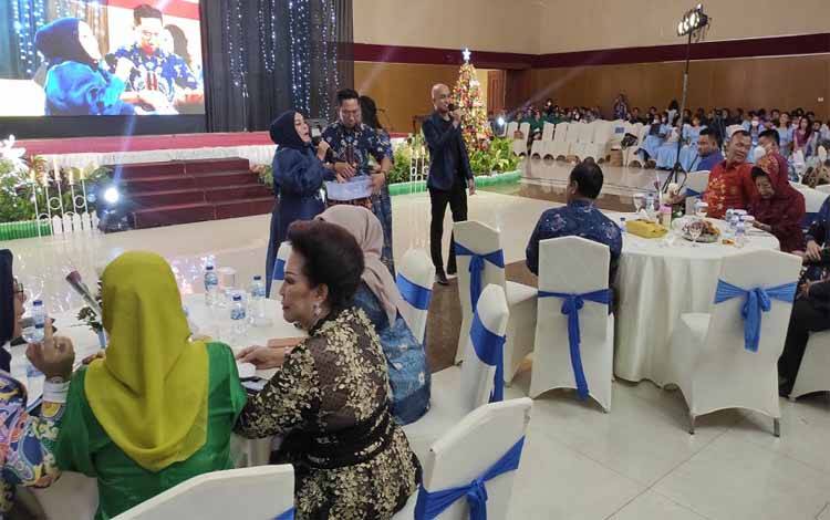 Perayaan Natal Keluarga Besar NasDem Kalteng Bertabur Hadiah