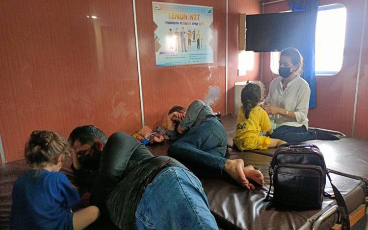 Polisi Pindahkan 13 WNA Irak yang Terdampar di Rote Ndao ke Kupang