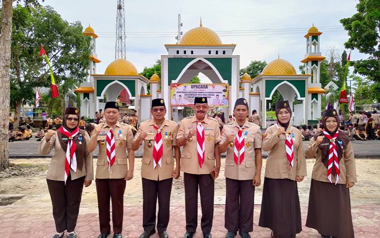 Wabup Sukamara, Ahmadi berfoto bersama Ketua Kwarcab Sukamara, Ahmad Zunani usai pelaksanaan upacara Hari Gerak Pramuka ke-61 di Lapangan Mini, Sabtu, 17 Desember 2022. (FOTO:NORHASANAH)