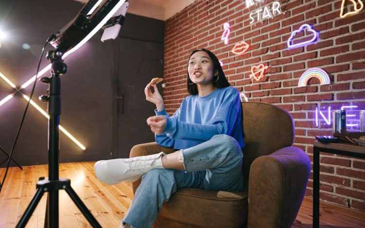 Ilustrasi seseorang melakukan "live streaming" untuk berjualan. (ANTARA/HO/Pexels)
