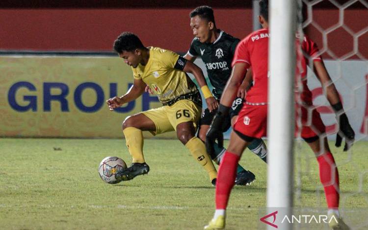 Pemain tim kesebelasan Persikabo Lucky (kedua kiri) berebut bola dengan pemain Barito Putera Buyung Ismu (kiri) dalam laga BRI Liga 1 di Stadion Maguwoharjo, Sleman, D.I Yogyakarta, Sabtu (17/12/2022). ANTARA FOTO/Andreas Fitri Atmoko/hp. (Antara Foto/Andreas Fitri Atmoko)