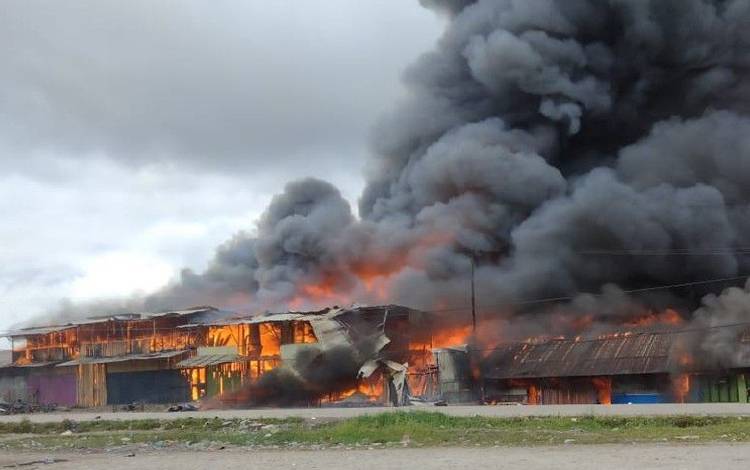 Pasar Waghete, Kabupaten Deiyai, Provinsi Papua Tengah, yang dibakar massa, Senin (12/12) setelah merebaknya isu warga alami gatal-gatal setelah mencoba baju yang hendak dibelinya. (ANTARA/HO/Dokumen Pribadi)