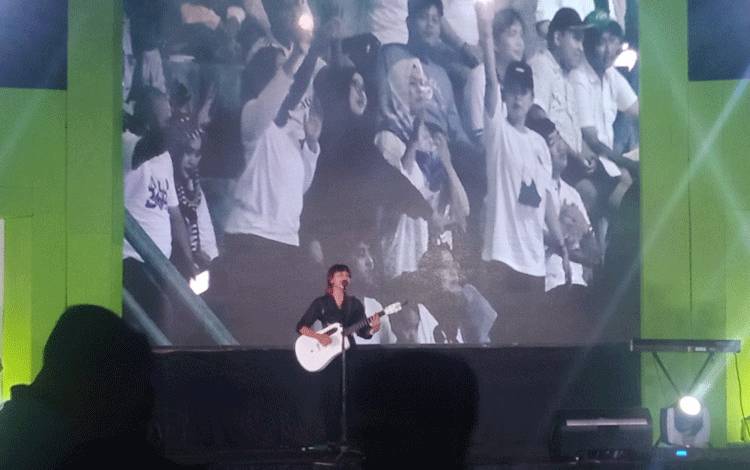 Tami Aulia salah seorang penyanyi yang memeriahkan acara HUT ke 40 CBI Group yang juga dirangkaikan dengan nobar final piala dunia sepak bola yang digekar di GOR Pangeran Ratu Alamsyah, Sport Center, Pangkalan Bun, Kabupaten Kobar, Minggu malam, 18 Desember.