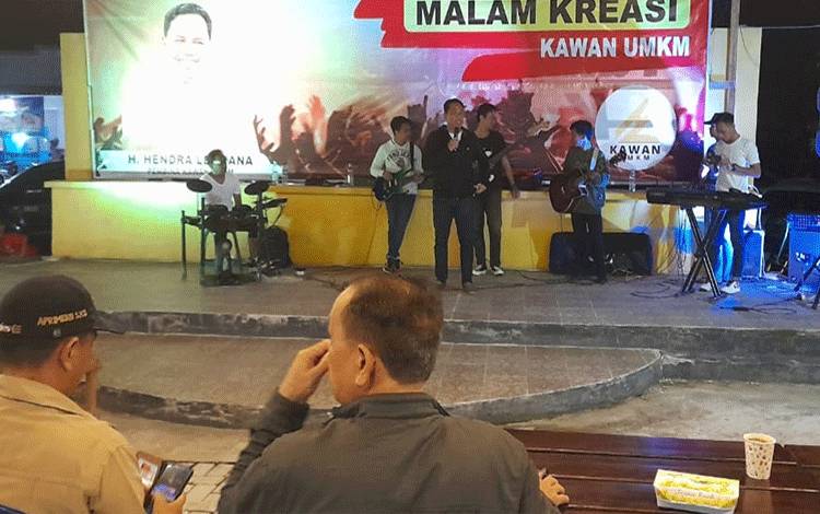 Bupati Bagi-bagi Hadiah saat Acara Nobar Final Piala Dunia