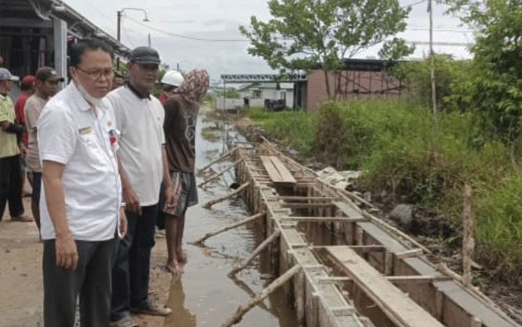 Kepala Disnaker Kapuas, Raison saat meninjau pelaksanaan program padat karya. (FOTO: IST)