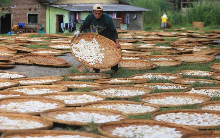 Airlangga Sebut Penyaluran KUR Klaster Lebih Terukur bagi Perbankan