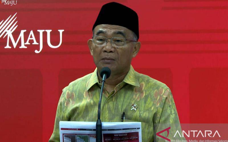 Tangkapan layar Menteri Koordinator Bidang Pembangunan Manusia dan Kebudayaan Muhadjir Effendy memberikan keterangan pers yang disaksikan melalui akun YouTube Sekretariat Presiden, Senin (19-12-2022). (foto : ANTARA/Mentari Dwi Gayati)