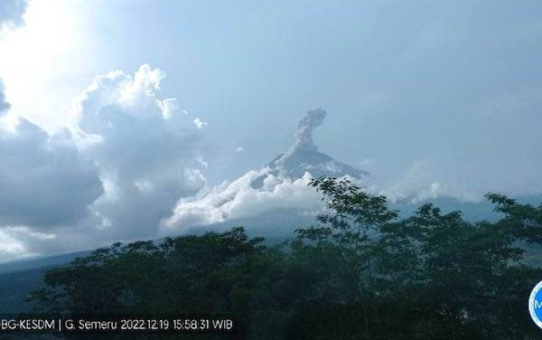 Erupsi Gunung Semeru 100 Detik Lontarkan Abu Setinggi 1,5 Kilometer
