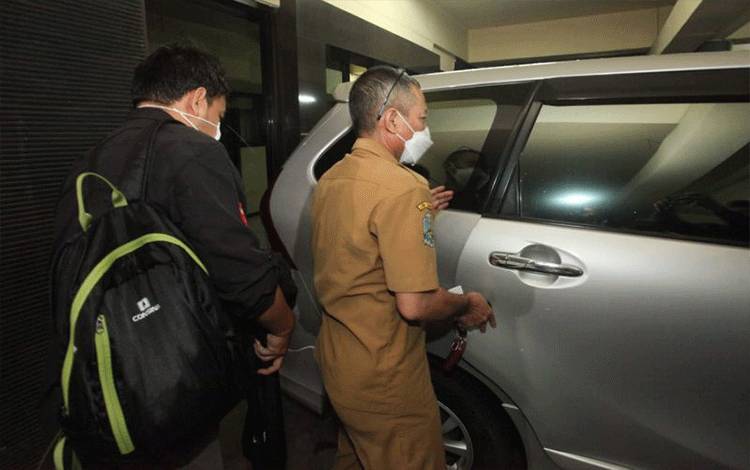 KPK Bawa Tiga Koper Usai Geledah Gedung DPRD Jatim