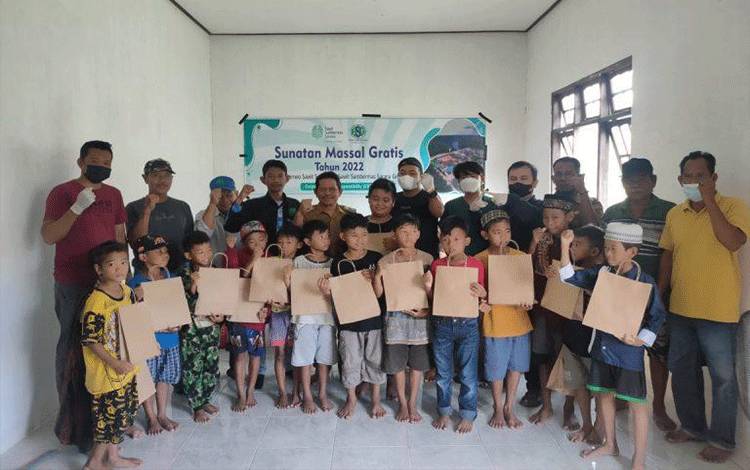 PT BSG Gelar Sunatan Masal di Desa Langkah Hulu