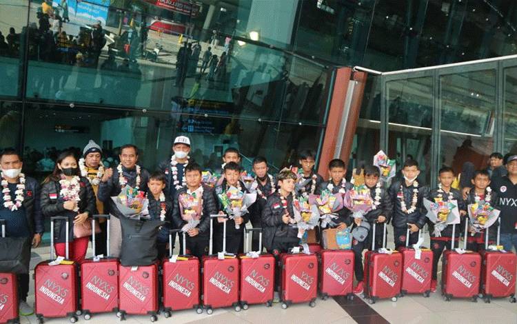 NYXS Dream Team Indonesia berpose setibanya di Bandara Internasional Soekarno Hatta, Tangerang, Banten, Selasa (20/12/2022). ANTARA/HO-NYXS Dream Team Indonesia