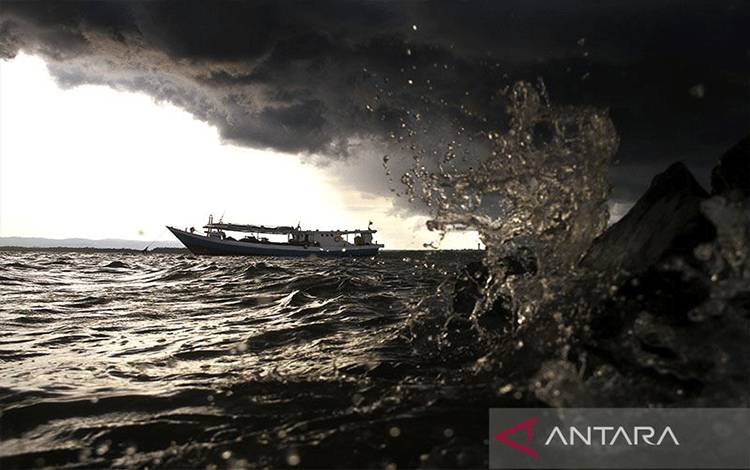 Ilustrasi - Perahu nelayan melintas ketika awan hitam menyelimuti kawasan Teluk Kendari, Sulawesi Tenggara. ANTARA FOTO/Ekho Ardiyanto/nz/aa. (ANTARAFOTO/EKHO ARDIYANTO)