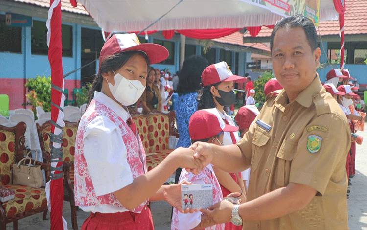 150 Murid SDN 14 Palangka Dapat Bantuan Seragam Olahraga dan Rekening Beasiswa PIP