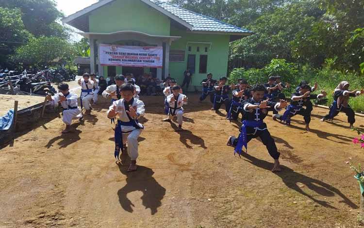 Relawan Ganjar Milenial Center Gelar Pentas Seni Silat Kera Sakti di Desa Tahai Baru