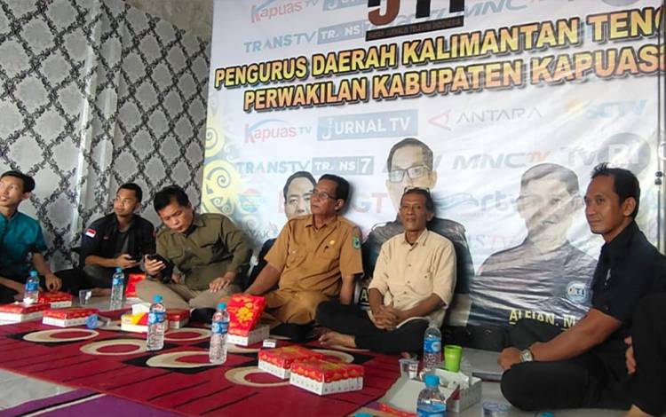 Kegiatan syukuran kantor sekretariat perwakilan Pengda IJTI di Kapuas, berlokasi di Jalan Patih Rumbih. (FOTO: IST)