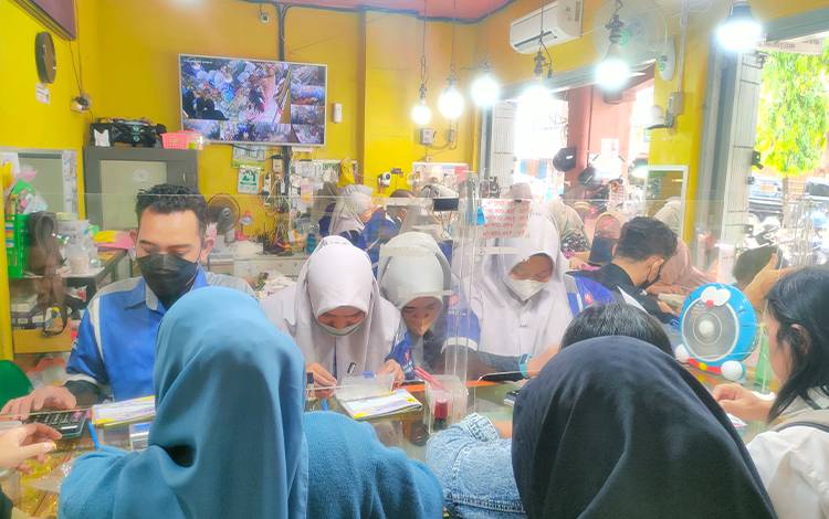 Salah satu toko emas yang ada di kawasan pusat perbelanjaan Mentaya Sampit yang ramai diburu pembeli. (FOTO: BUDDI RAHMAT)