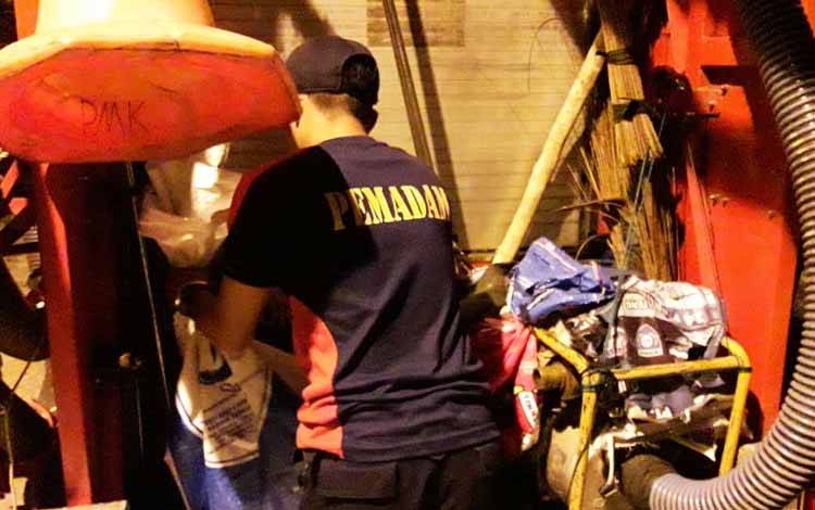 King Kobra Sepanjang 3 Meter Ditemukan di Bawah Sofa Warga Palangka Raya