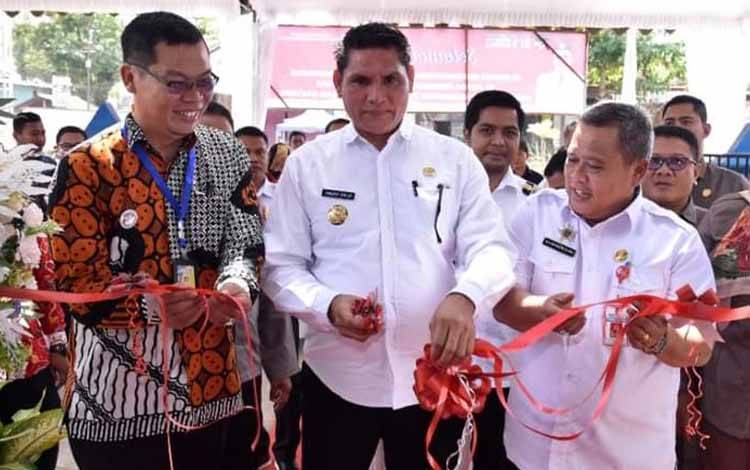 Pj Bupati Kobar Anang Dirjo saat peresmian kantor kas Perusahaan Umum Daerah (Perumda) BPR Marunting Sejahtera Pangkalan Banteng, 21 Desember 2022. (FOTO: WAHYU KRIDA)