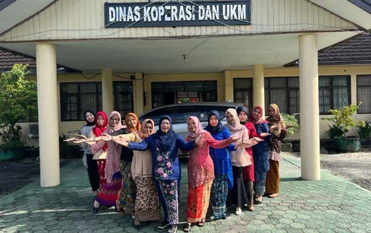 Pegawai Pemkab Kotim Kenakan Kebaya saat Memperingati Hari Ibu