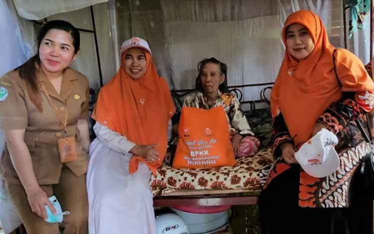 Legislator Kapuas Bersama BPKK PKS Berbagi Kasih dengan Para Ibu