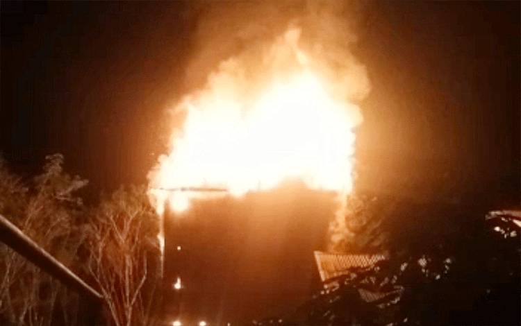 Kebakaran Hebat Hanguskan 2 Bangunan di Desa Pangkan