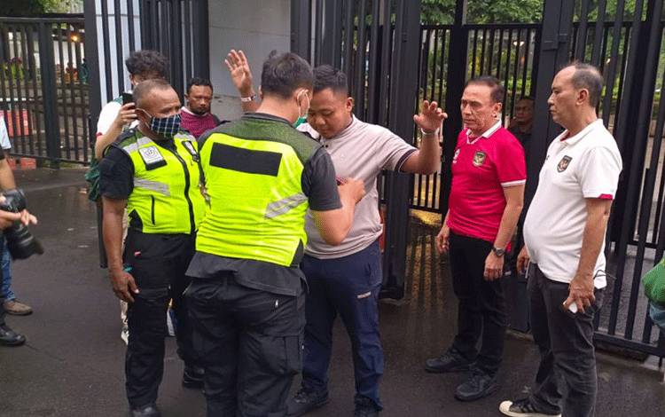 Ketua Umum PSSI Mochamad Iriawan (ketiga kanan) melihat simulasi pemeriksaaan penonton sebelum masuk ke Stadion Utama Gelora Bung Karno (SUGBK) Senayan, Jakarta, Kamis (23/12/2022) dimana laga Timnas Indonesia melawan Kamboja digelar. ANTARA/HO-PSSI