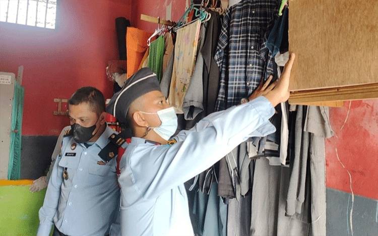 Petugas Rutan Kapuas Razia di Kamar Hunian WBP Jelang Nataru, Ini Hasilnya